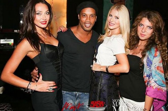 Ronaldinho nổi tiếng với các 'bóng hồng' vây quanh